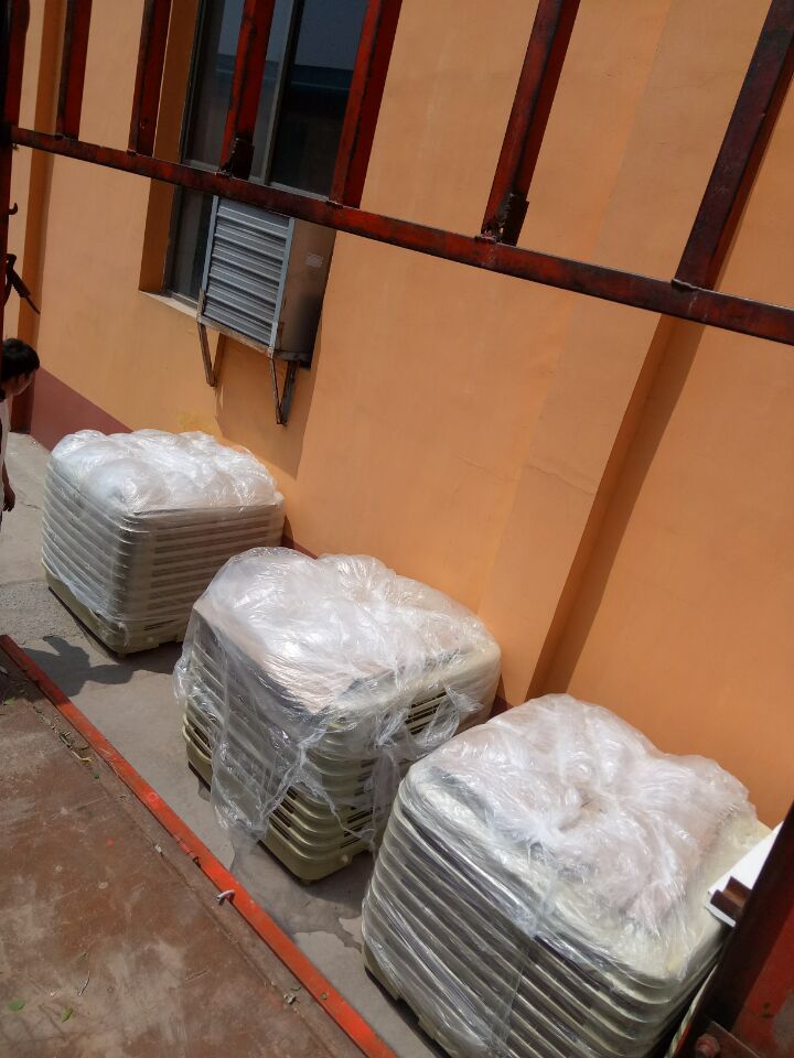 大型工廠降溫需要收益空調結合管道局部崗位送風 而一般大的廠房就可以用水風機整體降溫即可大型廠房面積大、有熱源，如何降溫？安裝環(huán)?？照{輸送大量涼爽鮮風進入車間；大量涼風中和車間內溫，吹人吹設備效果更佳；百平方只需一度電，降溫同時還可改善異味；舒適的工作環(huán)境、大大提高員工生產效率。