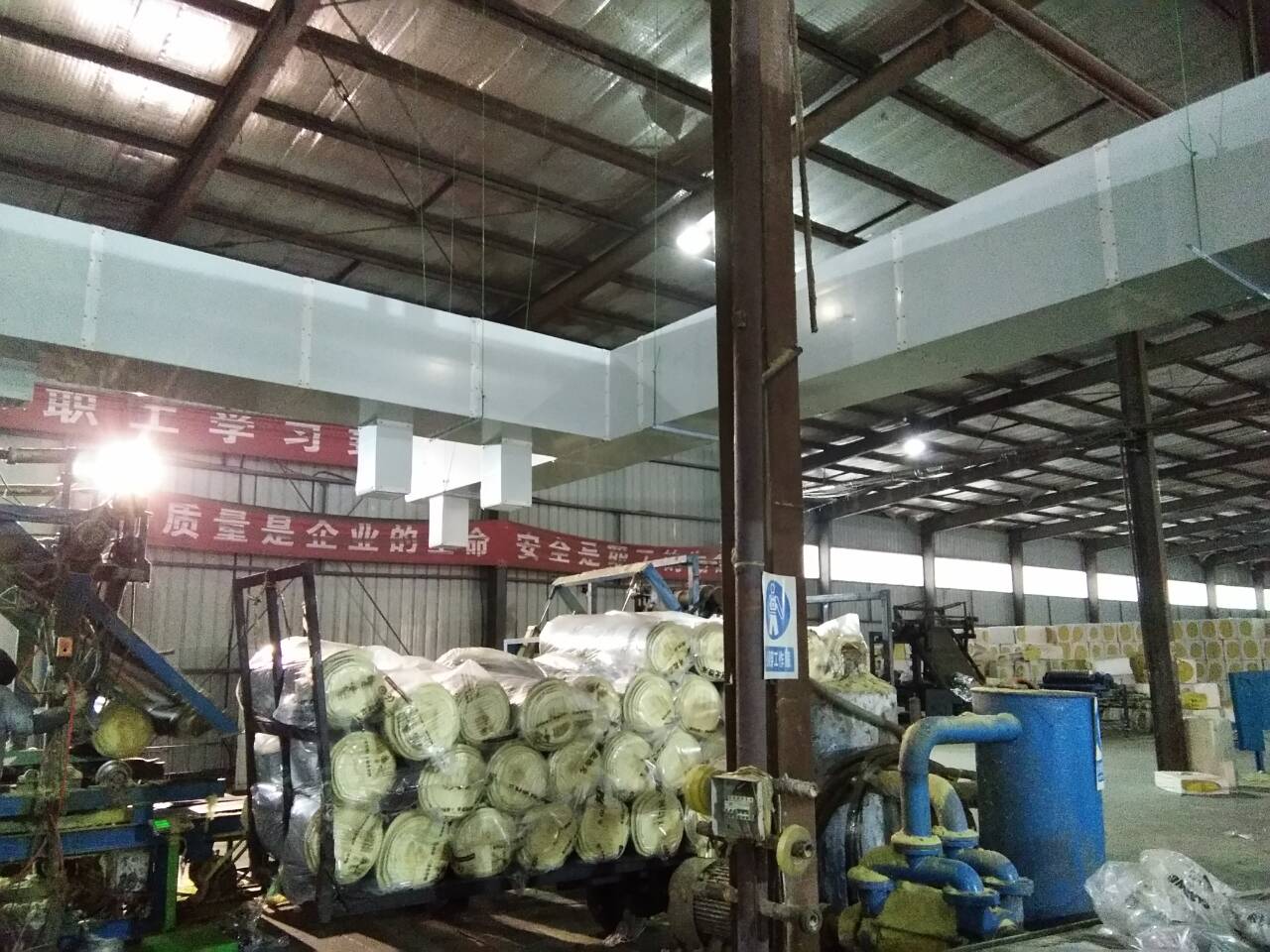 大型節(jié)能吊扇舒適的自然風解決了以下問題  1、物流園多為鋼結構現(xiàn)場，到了夏天，室內溫度比室外溫度高！  2、工作場所面積大的空氣不流通等，員工的工作環(huán)境普遍不好，工作效率低，有時會因悶熱而中暑。  3、工廠工作環(huán)境差，員工流動性大，企業(yè)人工費增加。  4、物流現(xiàn)場、倉庫面積大，員工分散，主要用于堆積貨物，降溫換氣設備難以選擇！