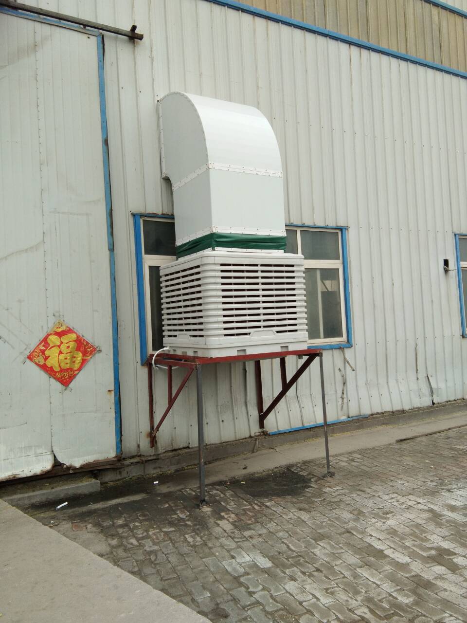 　車間降溫設(shè)備是根據(jù)水蒸發(fā)吸熱降溫的物理原理進(jìn)行降溫的，所以該降溫設(shè)備運(yùn)行成本是極低的。這樣人員的降溫問題解決了，投資成本也能控制在合理的范圍。