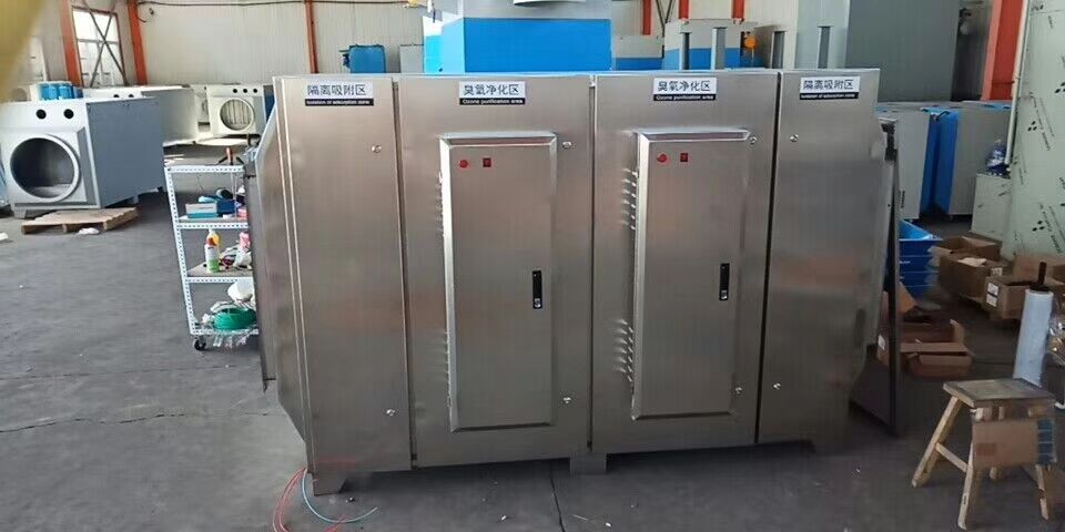 1.離心式風(fēng)機(jī)，風(fēng)機(jī)壓頭高，噪聲小，其中采用機(jī)翼形葉片的后彎式風(fēng)機(jī)是一種低噪聲高效風(fēng)機(jī)。 2.軸流式風(fēng)機(jī)，在葉輪直徑、轉(zhuǎn)速相同的情況下,風(fēng)壓比離心式低,噪聲比離心式高，主要用于系統(tǒng)阻力小的通風(fēng)系統(tǒng);優(yōu)點(diǎn)：體積小、安裝簡便，可以直接裝設(shè)在墻上或管道內(nèi)。 3.安裝負(fù)壓風(fēng)機(jī)與水簾后，再把地下深井水抽上來直接供給水簾，（地下水一般溫度在16-20度）室外35度，車間內(nèi)溫度能控制在24-28度左右?；旧虾涂照{(diào)一樣的效果。 4.部分家采用光解凈化設(shè)備，其運(yùn)行成本低：本設(shè)備無任何機(jī)械動(dòng)作，無噪音，無需專人管理和日常維護(hù)，只需作定期檢查，本設(shè)備能耗低，（每處理1000立方米/小時(shí)，僅耗電約0.35度電能），設(shè)備風(fēng)阻極低＜50pa,可節(jié)約大量排風(fēng)動(dòng)力能耗。