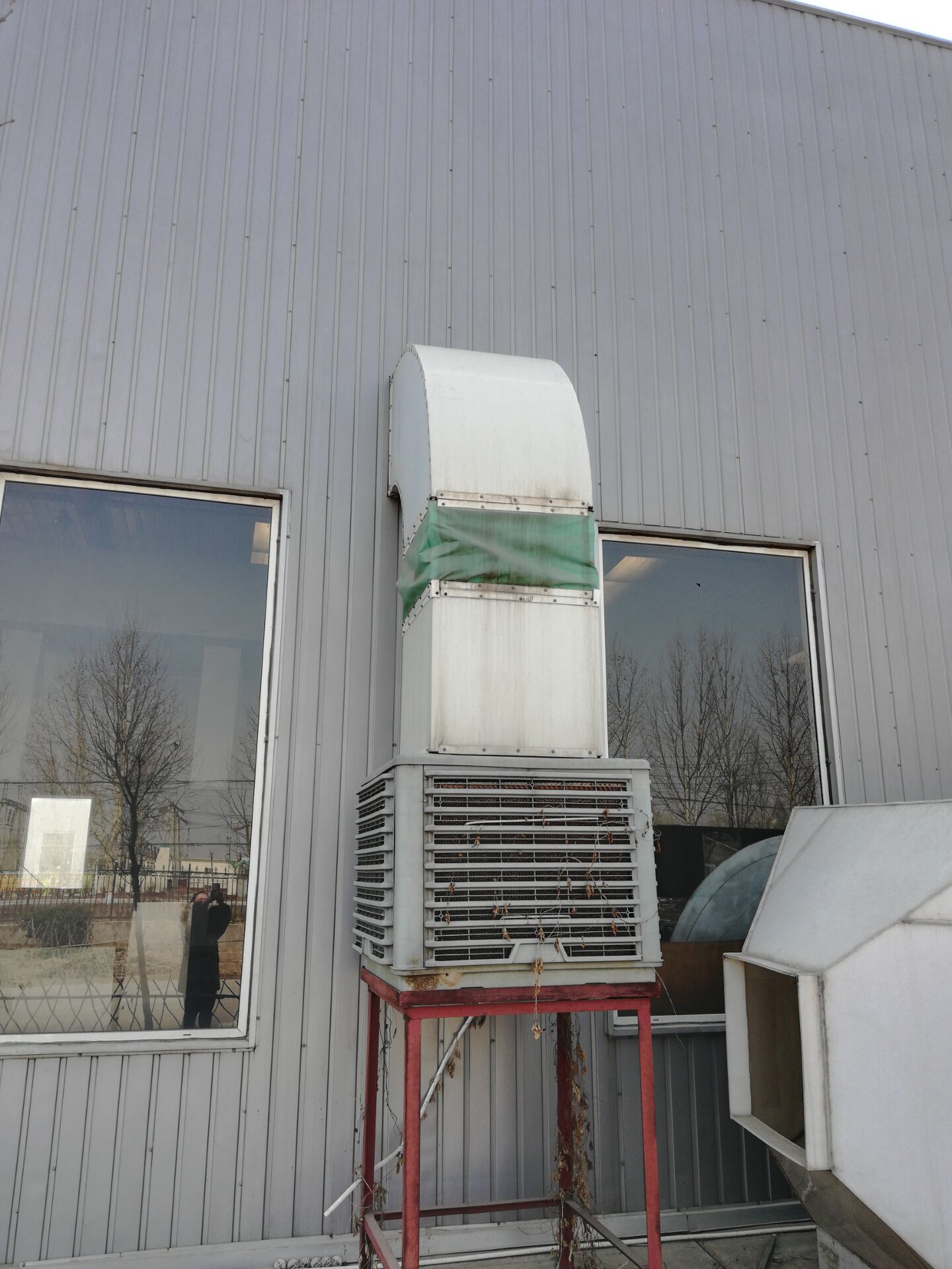 水簾風(fēng)機(jī)安裝在車間等密閉大型工廠，作為抽風(fēng)換氣用；與濕簾搭配，安裝于車間內(nèi)迅速降溫，同時(shí)具有一定的濕度；放在地上或者掛在空中，使用在大型車間，作為排風(fēng)扇使用，通常情況下1000平左右的大型空間，四臺風(fēng)機(jī)即可達(dá)到滿屋通風(fēng)降溫的效果。 負(fù)壓風(fēng)機(jī)是運(yùn)用空氣對流，負(fù)壓換氣的原理來設(shè)計(jì)，安裝在通風(fēng)不良的對向，可以將室內(nèi)停滯不重的熱氣、異味、烏煙、穢氣，在較短的時(shí)間內(nèi)迅速排出室外，使室內(nèi)溫度降低到與室外溫度相同，卻能感覺到比室外更涼爽。